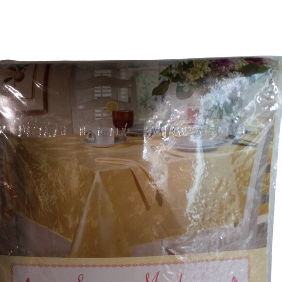 Spring Meadow Damask Tablecloth 70 inch Round Butter Yellow Flowers Vintage NEW - Picture 7 of 10